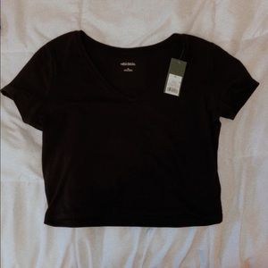 Black cropped Vneck basic tee